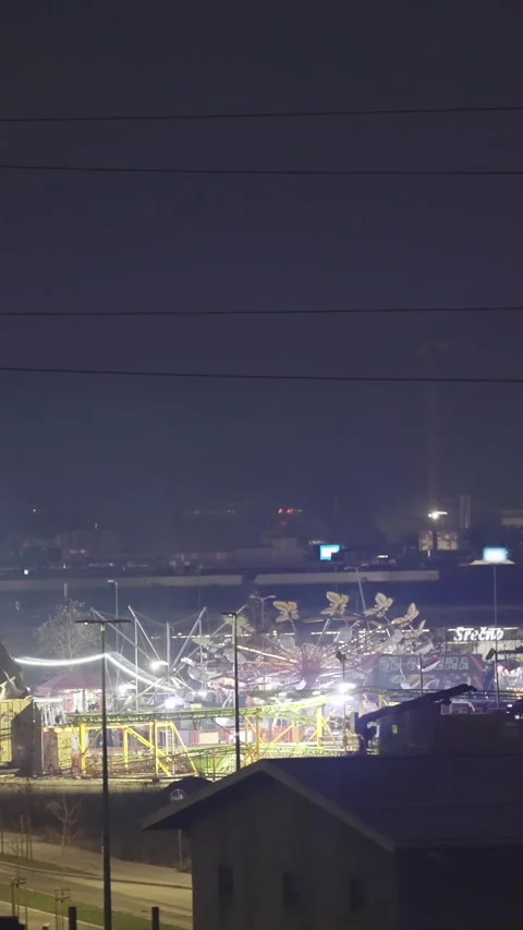 Amusement park shine bright lights from far away at night 库存影片 324974900