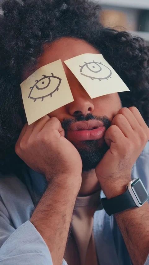An amusing break from work with silly notes on a tired afternoon Vídeos de archivo 284430796