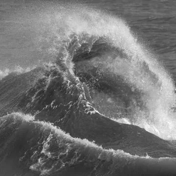 Amzing image of individual wave breaking and cresting during violent windy st Foto stock
