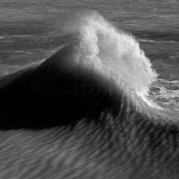 Amzing image of individual wave breaking and cresting during violent windy st Foto stock