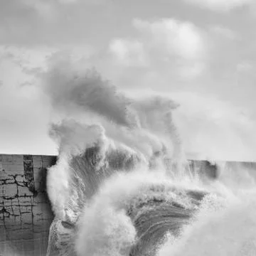 Amzing image of individual wave breaking and cresting during violent windy st Foto stock