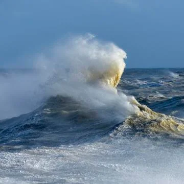 Amzing image of individual wave breaking and cresting during violent windy st Foto stock