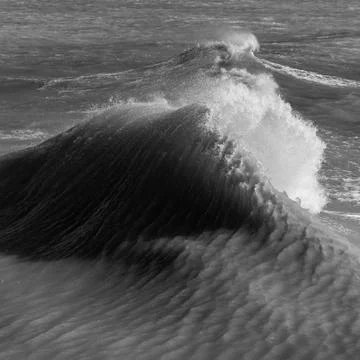 Amzing image of individual wave breaking and cresting during violent windy st Stockfoto's