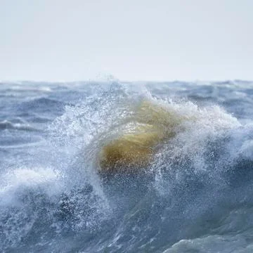 Amzing image of individual wave breaking and cresting during violent windy st Stockfoto's