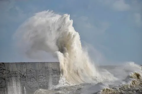 Amzing image of individual wave breaking and cresting during violent windy st Foto stock