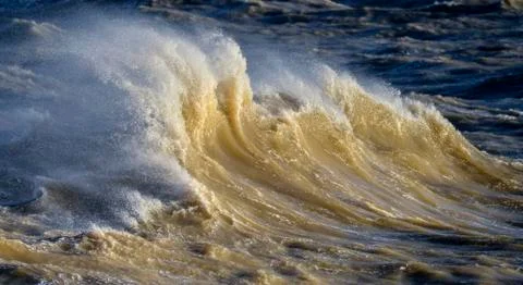 Amzing image of individual wave breaking and cresting during violent windy st Foto stock
