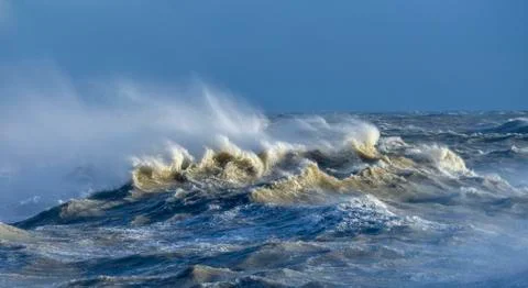 Amzing image of individual wave breaking and cresting during violent windy st Stock-Fotos