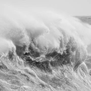 Amzing image of individual wave breaking and cresting during violent windy st Foto stock
