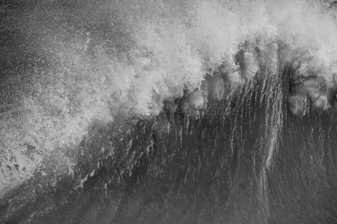 Amzing image of individual wave breaking and cresting during violent windy st Foto stock