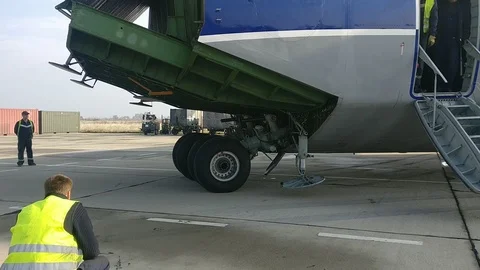 An124 prepares to load the land Stock Footage 86216625