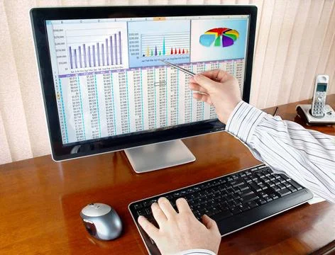 Analizing data on computer Analyzing financial data and charts on computer... Foto stock
