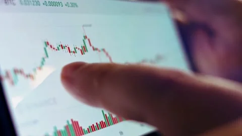 Analizing graph of crypto currency online on smartphone. Quotes of btc at stock 스톡 동영상 151427495
