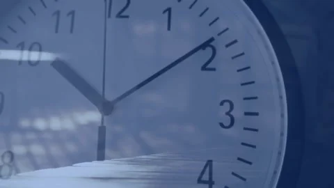 Analog clock showing hands advancing by clockwork, sea overlay and glints Stockbeeldmateriaal 332285660