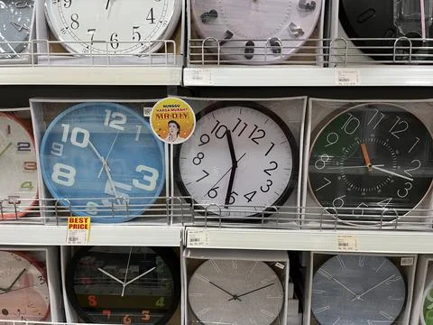 Analog clocks being displayed in store for sale. Foto stock