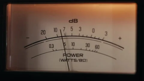 Analog VU Meter Needle Moving on Vintage Amplifier, Close-Up 動画素材 131025604