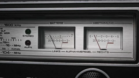 Analog VU Meters on Silver Colored Stereo Tape Recorder, Arrow Indicators 스톡 동영상 180602464