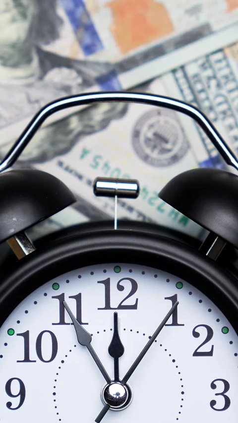 Analog wall clock on background of dollar banknotes. Business concept. Vidéo 329019253