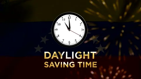 Analog wall clock showing time adjustment for daylight saving time change c.. 库存影片 346541219