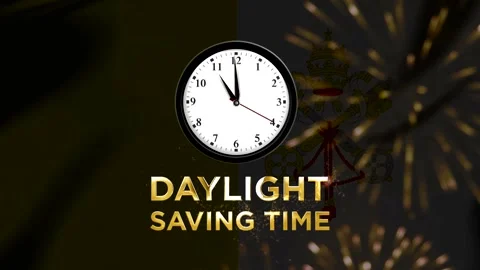 Analog wall clock showing time adjustment for daylight saving time change c.. Vídeos de archivo 346541231