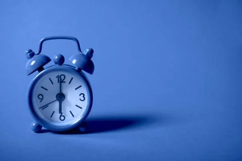 Analogue clock on blue background. Foto stock