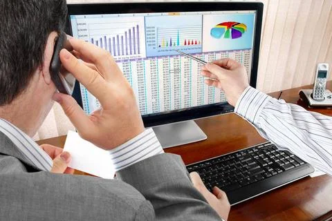 Analysing Data on Computer Analysing Financial Data and Charts on Computer... Foto stock