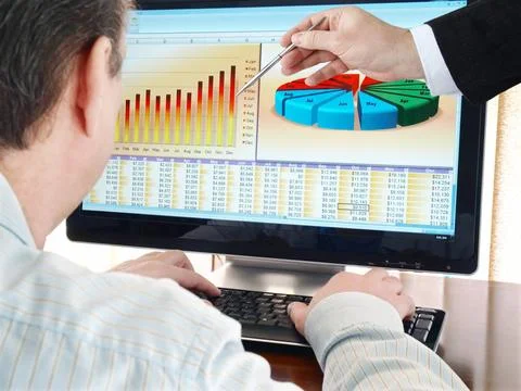 Analysing data on computer Analysing financial data and charts on computer... Foto stock