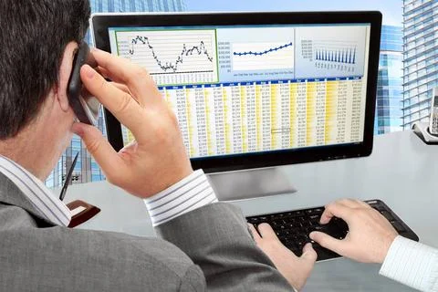 Analysing Data on Computer Analyzing Financial Data and Charts on Computer... Foto stock