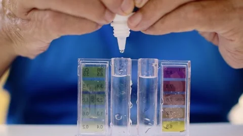 Analysis of the PH and chlorine with cleaner kit of the water of swimming pool Stockbeeldmateriaal 283495002