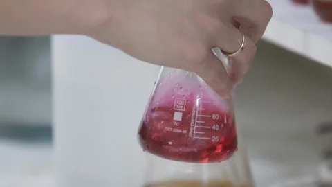 Analysis of whiskey sample on laboratory equipment. Triangular bulb with Vídeos de archivo 127826844