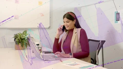 Analyst answering call, typing and reviewing data, animated purple teal charts Vidéo 332705040