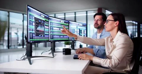 Analyst Employee Working On Spreadsheet Using Desktop Computer 스톡 사진