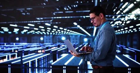 Analyst Engineer In Cloud Data Center Using Computer Stock Photos