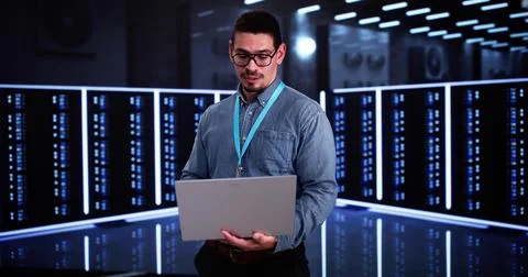 Analyst Engineer In Cloud Data Center Using Computer 库存照片