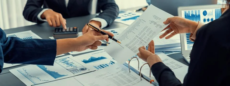 Analyst team working on data analysis dashboard on laptop screen. Insight Foto stock