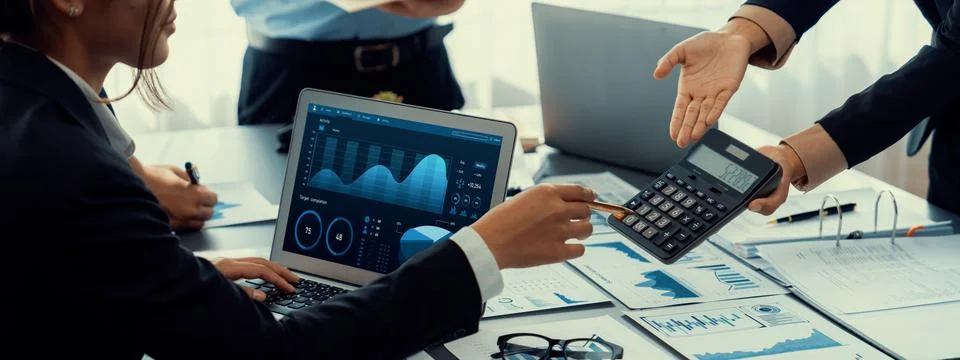 Analyst team working on data analysis dashboard on laptop screen. Insight Foto stock