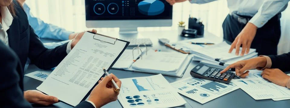 Analyst team working on data analysis dashboard on laptop screen. Insight Foto stock