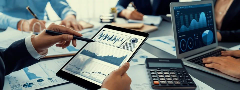 Analyst team working on data analysis dashboard on laptop screen. Insight Foto stock