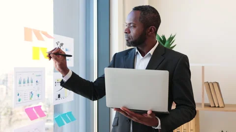 Analyst using handheld device and visuals in team briefing Stock Footage 237589015