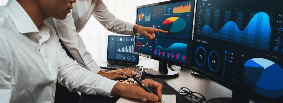 Analyst working on BI dashboard on computer monitor. Trailblazing Foto stock