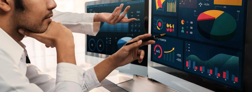 Analyst working on BI dashboard on computer monitor. Trailblazing Foto stock