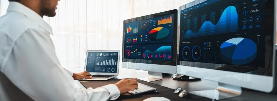 Analyst working on data analysis BI dashboard on computer monitor.Trailblazing Foto stock