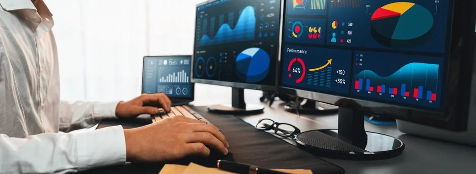 Analyst working on data analysis BI dashboard on computer monitor.Trailblazing Foto stock