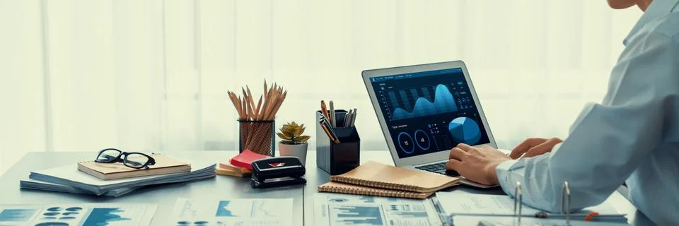 Analyst working on data analysis dashboard on laptop screen. Insight Foto stock