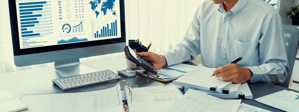 Analyst working on data analysis dashboard on laptop screen. Insight Foto stock