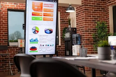 Analytics summary displayed on brick wall screen 库存照片