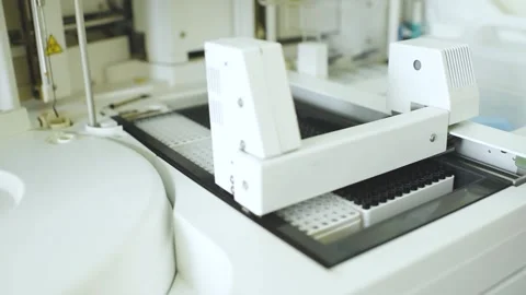 Analyzer with containers with test tubes in close-up in a PCR laboratory Stock-Footage 170932320