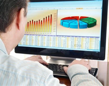 Analyzing data on computer Analyzing financial data and charts on computer... Foto stock