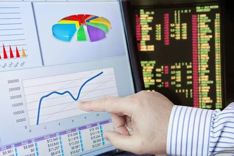 Analyzing Data on Computer Man Analyzing Financial Data and Charts on Comp... Foto stock