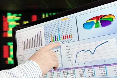 Analyzing Data on Computer Man Analyzing Financial Data and Charts on Comp... Foto stock