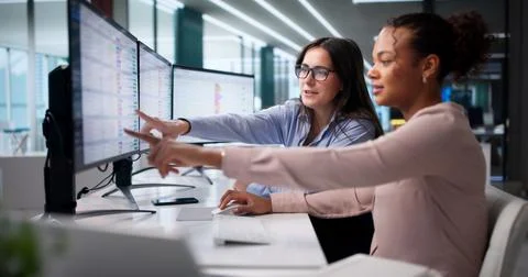 Analyzing Data On Screen, Business Report Creation, Office Computer Use. 스톡 사진